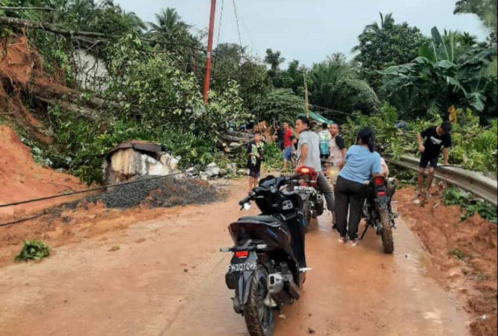 Longsor Terjadi Lagi Di Serasan Ratusan Warga Diungsikan