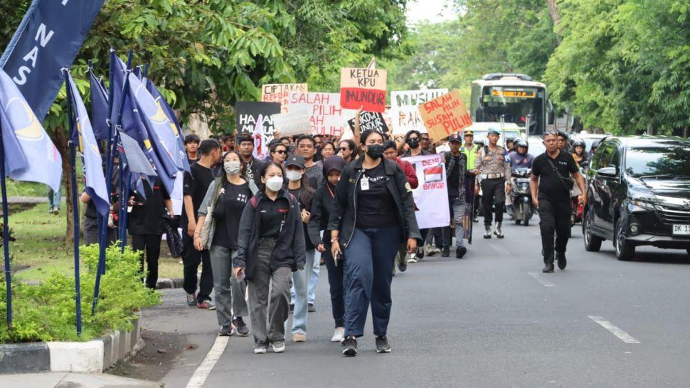 Ratusan Mahasiswa Mendesak Ketua KPU RI Dan Jokowi Mundur