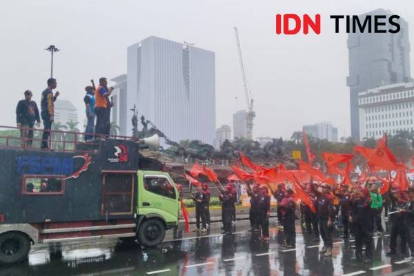 Demo Di Bawah Guyuran Hujan Buruh Suarakan Tritura Rakyat