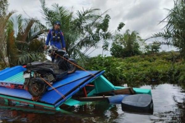 Speedboat Terbalik Usai Tabrak Kayu 2 Penumpang Tewas