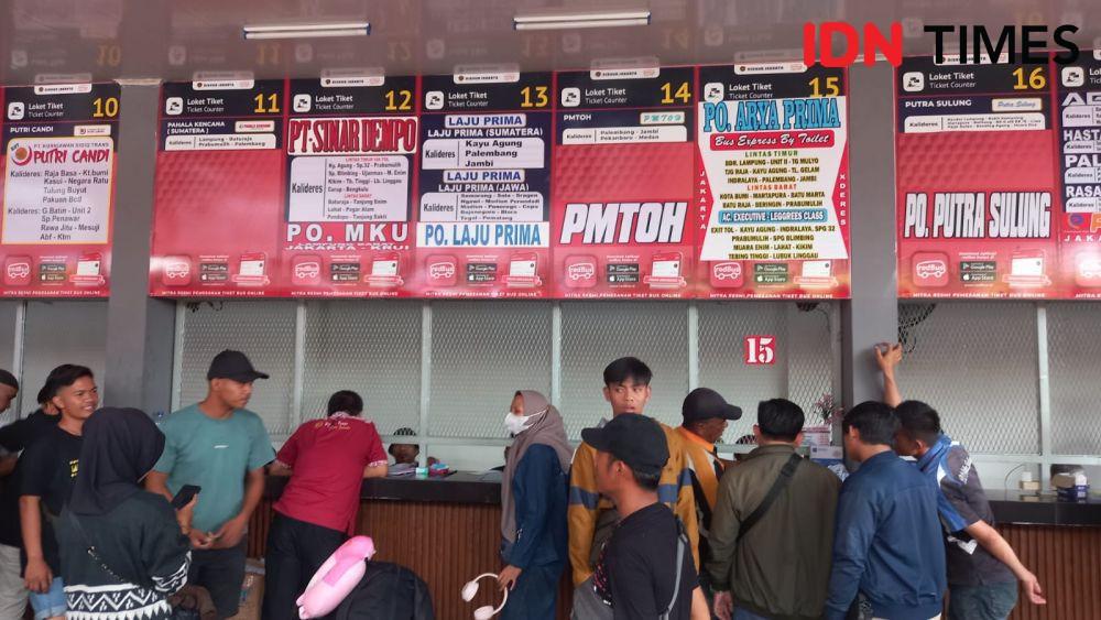 H Lebaran Ribuan Pemudik Memadati Terminal Kalideres