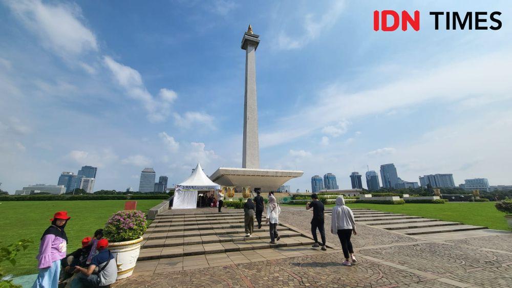 Pengunjung Berwisata Ke Monas Di Hari Natal