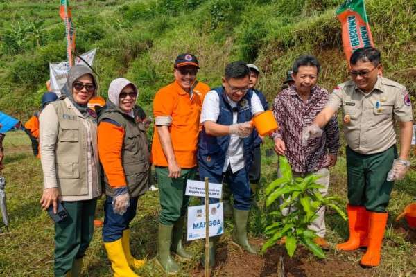 Peringati Hari Bumi Ribuan Pohon Ditanam Di Bandung Barat