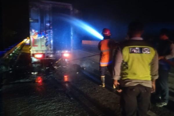 Truk Box Terbakar Di Tol Magetan Muatan Paket Shophie Hangu