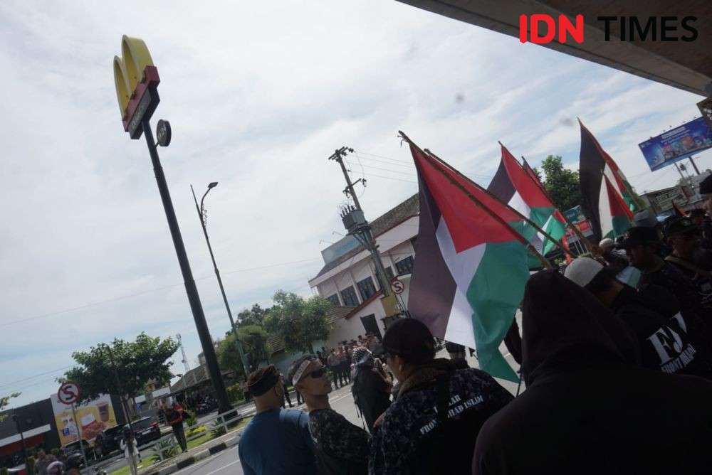 Aksi Bela Palestina Massa Bakar Bendera Israel Di Depan McD