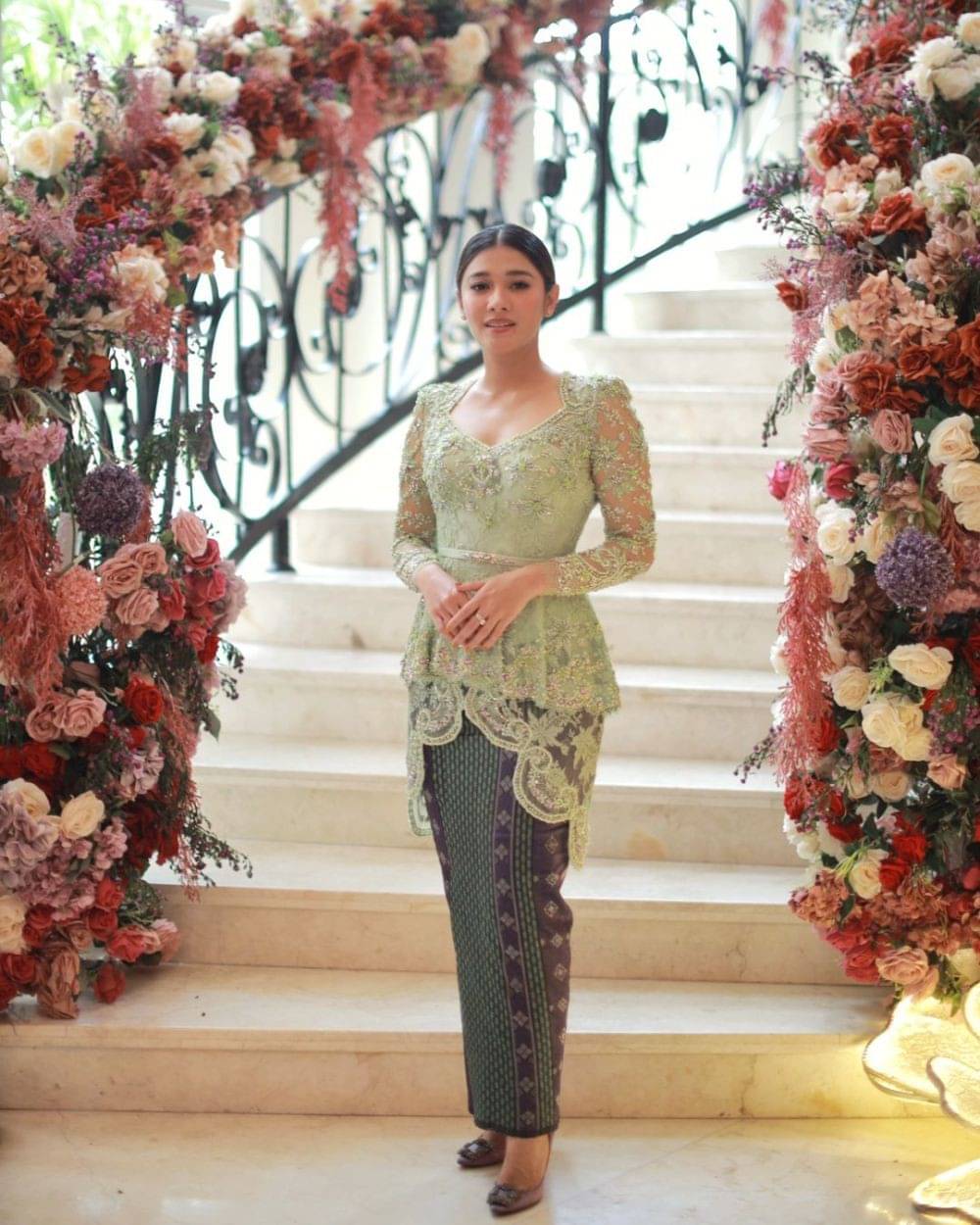 Ragam Kebaya Brokat Modern Artis Modelnya Kekinian