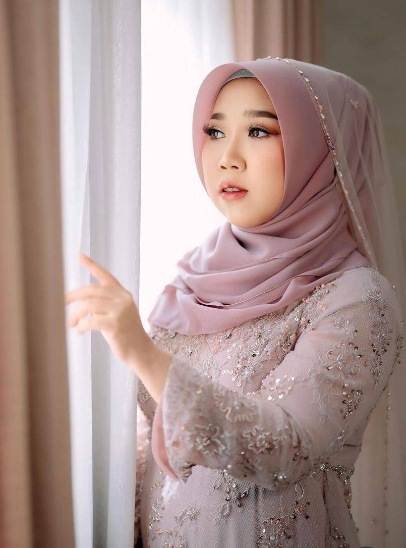 Inspirasi Dress Makeup Tasyakuran Kehamilan Kiky Saputri