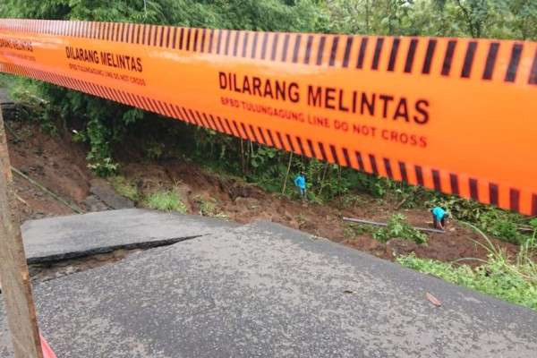 Akses Jalan Antar Kecamatan Di Tulungagung Terputus Longsor