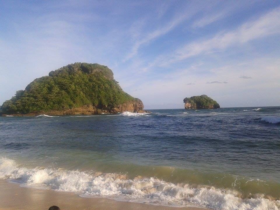 Menelisik Pantai Goa China Malang Untuk Sensasi Sunset Ala