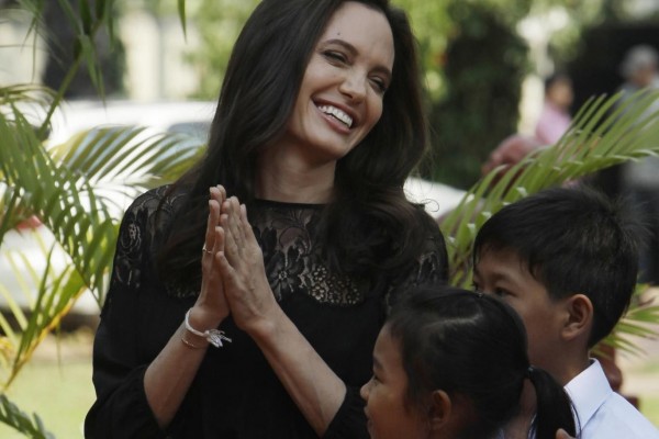 Angelina Jolie Kepergok Makan Tarantula Bersama Anak-anaknya