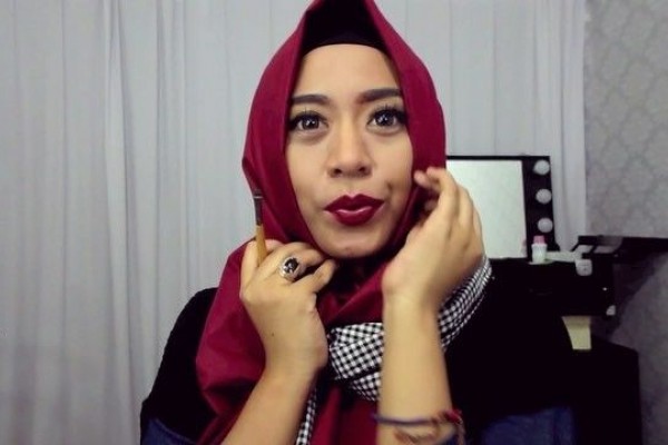 Ajaib! Beauty Vlogger Ini Merias Wajahnya Mirip Jokowi dan Ridwan Kamil