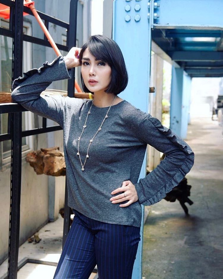  Model Rambut Pendek Fenita Arie 