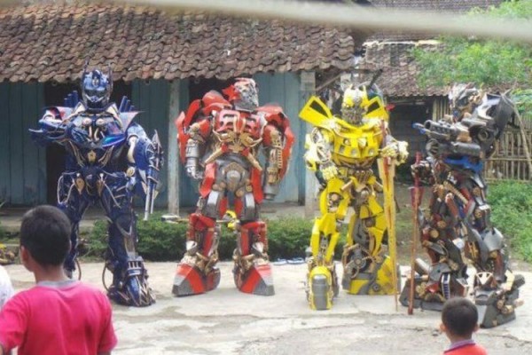 Pemuda Semarang Ini Ciptakan Replika Transformers dari Bahan Seadanya