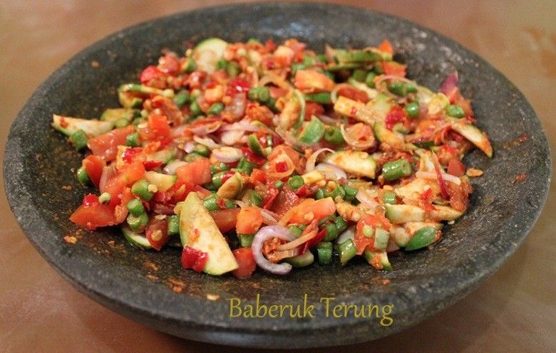 Manikmati Baberuk Terong dengan Campuran Sambal Mentah Super Nikmat