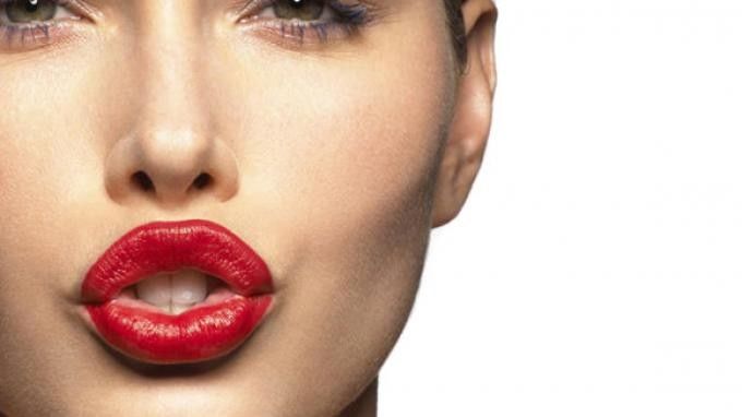 Praktis, 9 Cara Memakai Lipstik Sesuai Bentuk Bibir