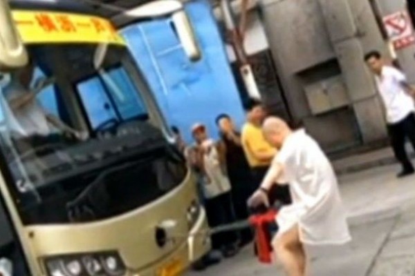 Ngilu! Master Kung Fu Ini Tarik Bus Berbobot 13 Ton Pakai Kelaminnya
