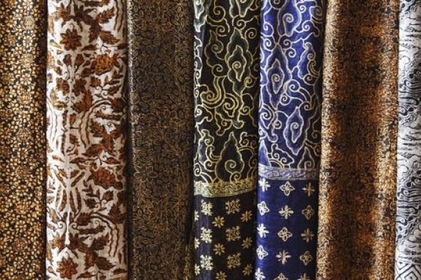 Penggunaan kain batik yang paling besar adalah sebagai bahan
