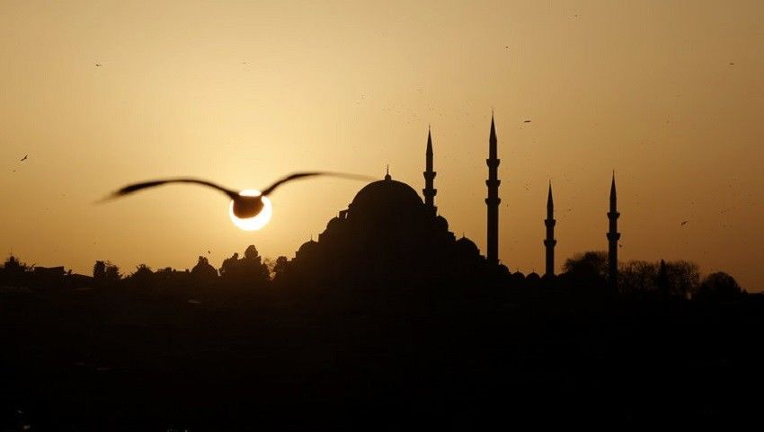 Waktu Imsak Ramadan versi Kemenag dan Muhammadiyah Beda 8 Menit