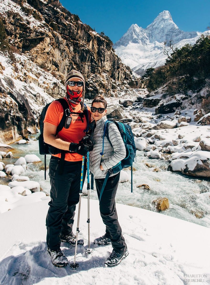 Pasangan Ini Mendaki Gunung Everest Bersama Untuk Foto Pre Wedding