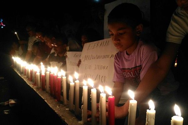 Kumpulan Foto Aksi 1000 Lilin untuk Ahok di Berbagai Kota Indonesia