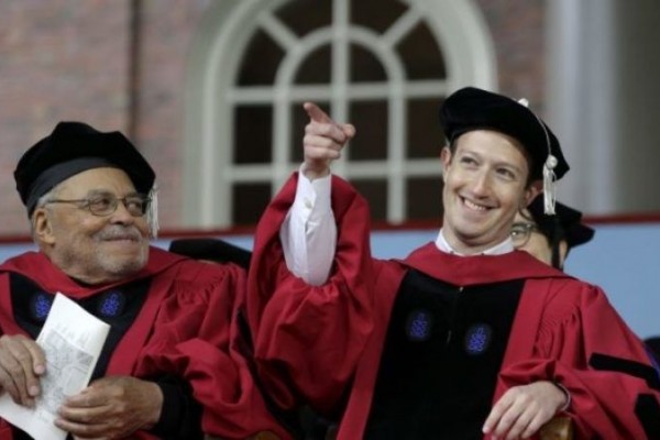 12 Tahun Drop Out Dari Harvard, Zuckerberg Akhirnya di Wisuda