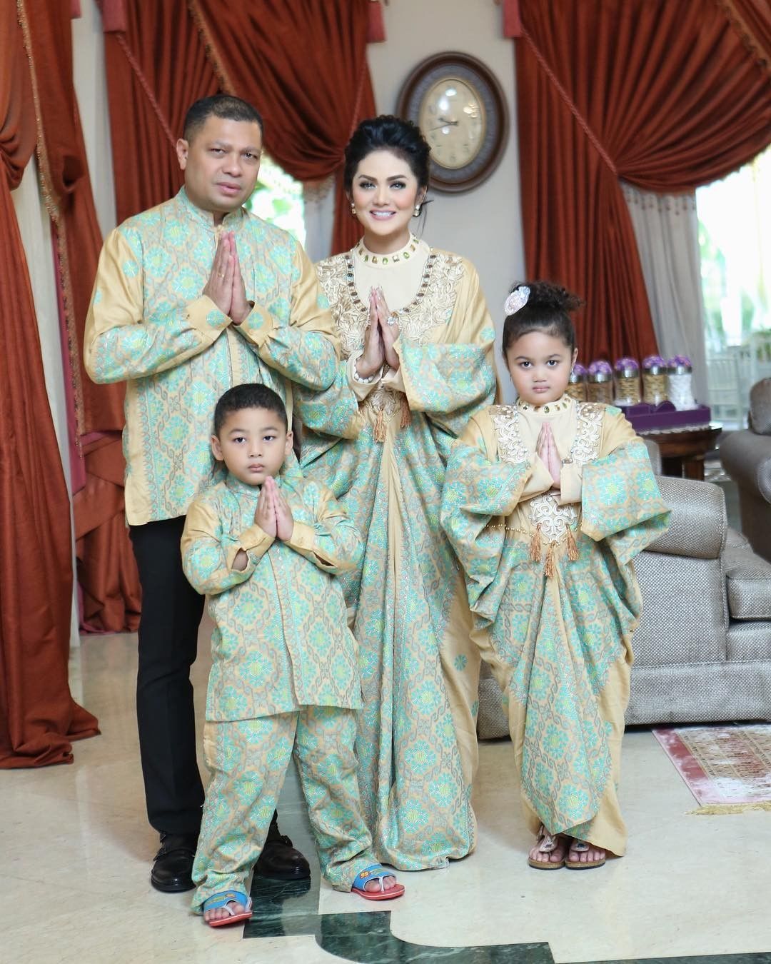Gambar Keluarga Islami Baju Lebaran Keluarga  Artis Gambar  Islami 