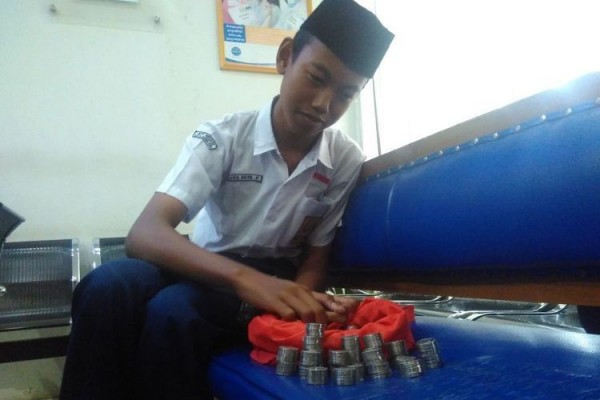 Kumpulkan Uang Receh Demi Biaya Sekolah, Kisah Eka Duta Ini Viral