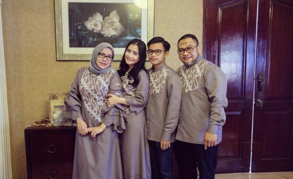 Prilly Pilih Batik Untuk Seragam Keluarganya Lebaran Intip Kekompakan  Keluarga Artis