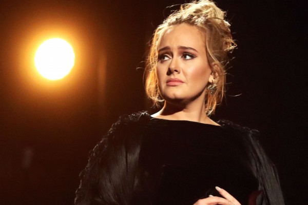 Adele Menghibur Korban Kebakaran Apartemen di London
