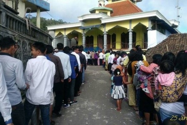 Warga Non Muslim Beri Surprise kepada Muslim Usai Sholat Ied