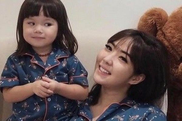 11 Inspirasi Fashion Kembar Ibu Dan Anak A La Gisel Gempi