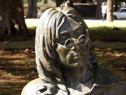 Wanita Ini Digaji 3 Juta Hnya untuk Menjaga Kacamata John Lennon