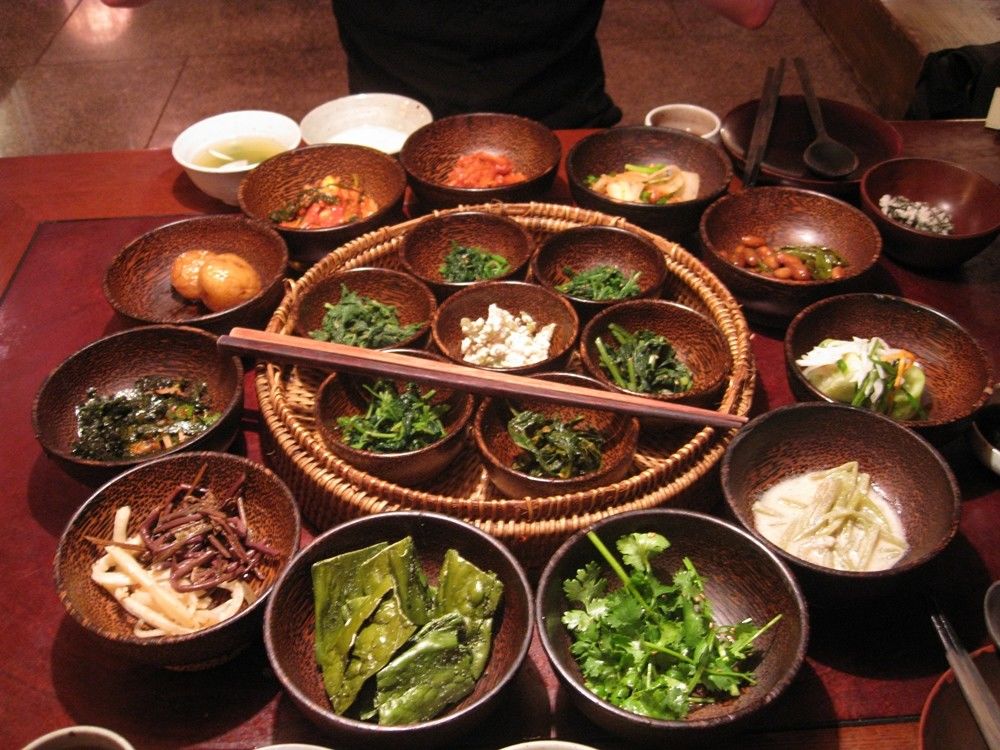 4 Keunikan Budaya Makan & Minum di Korea yang Berbeda Jauh 