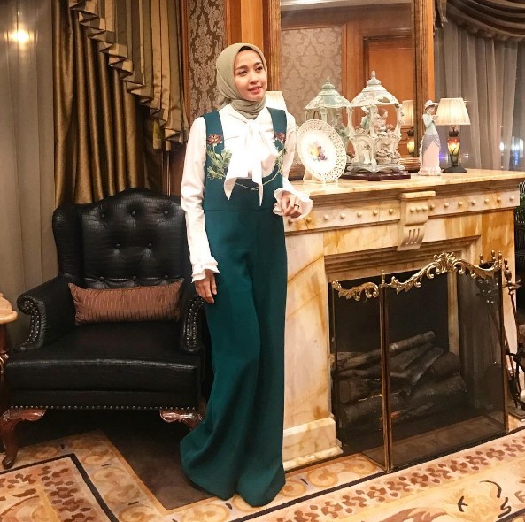 Padukan Dengan Baju Berwarna Netral Seperti Putih Inspirasi Ootd Lebaran A La Laudya Cintya Bella