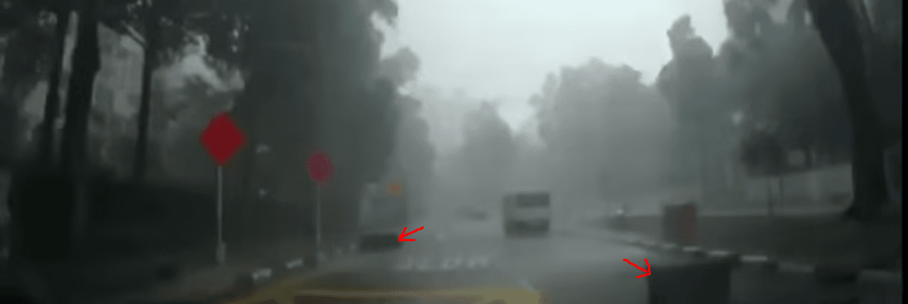 Sofa Jatuh dari Langit Nyaris Mengenai Pengendara Mobil