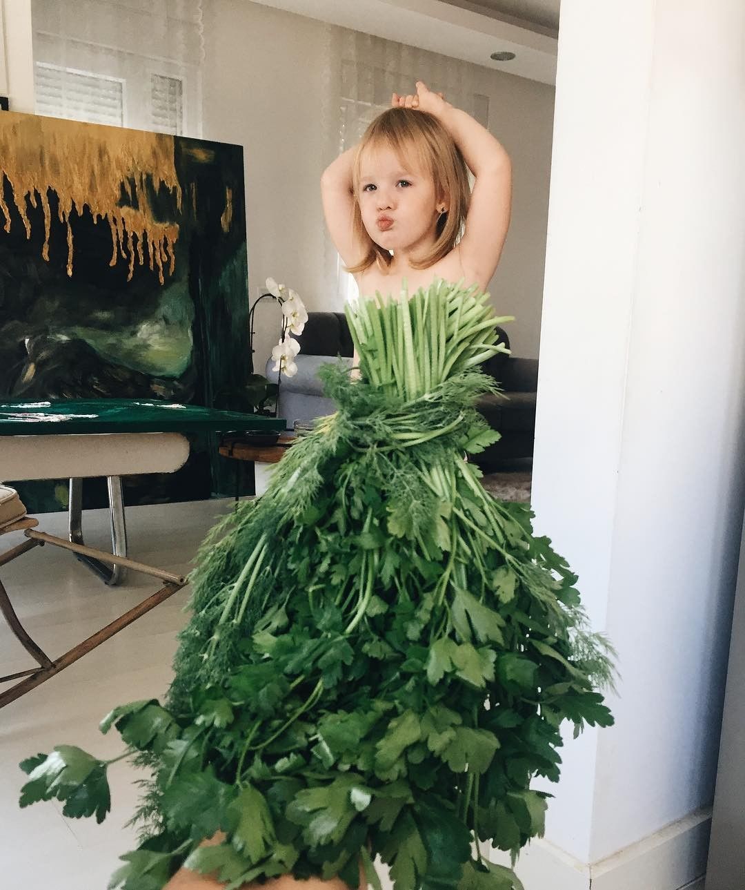 Kreatif Ibu Ini Sulap Potongan Tumbuhan Jadi Model Baju Putrinya