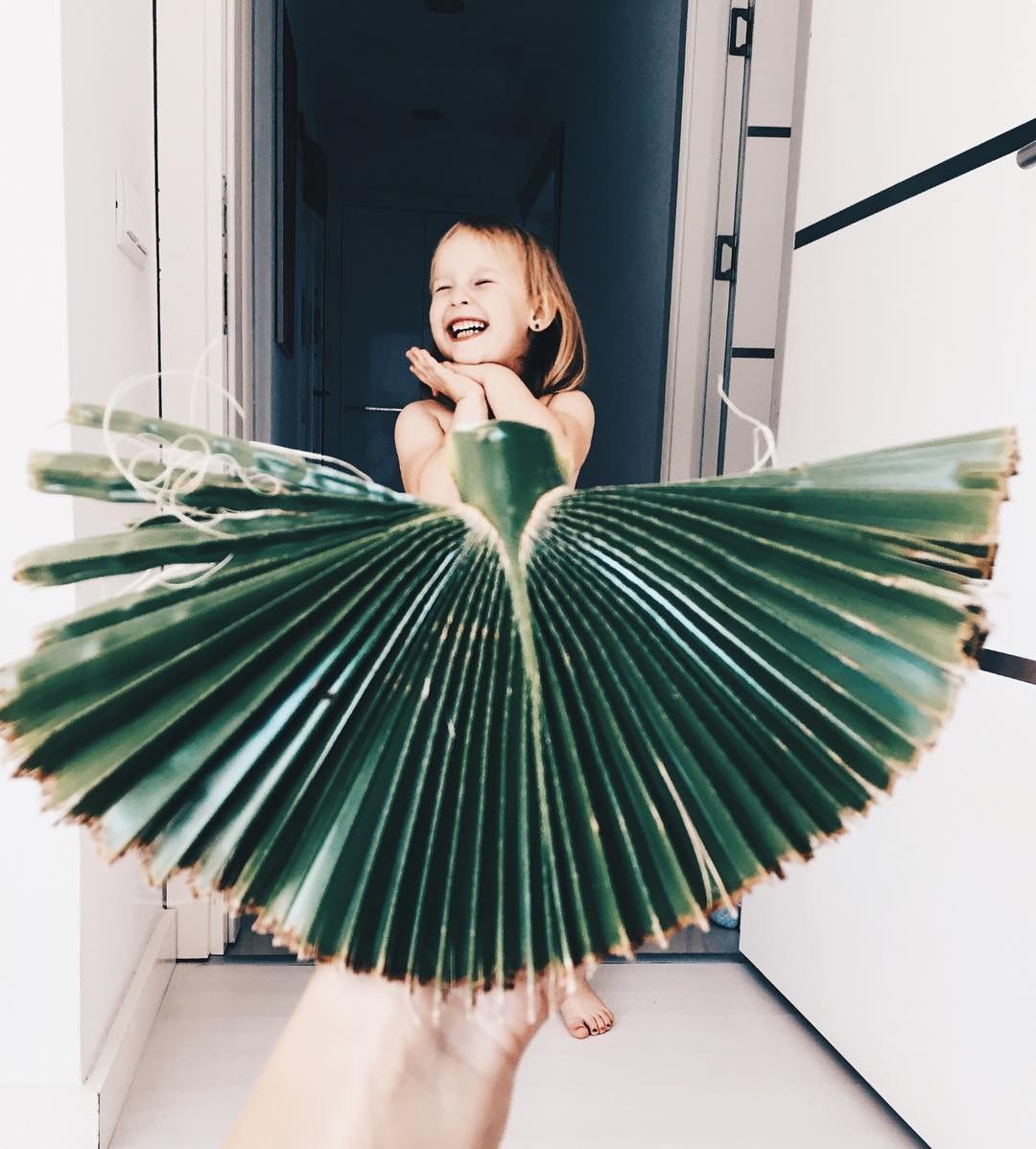 Kreatif Ibu Ini Sulap Potongan Tumbuhan Jadi Model Baju Putrinya