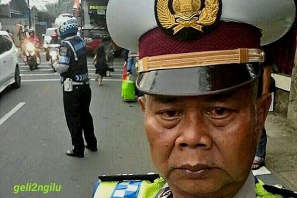 Siapa Bapak Ini? Foto Selfienya Viral dan Jadi Meme Mudik