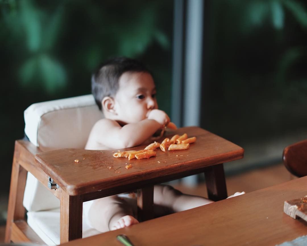 Bayi Bayi Artis Ini Sudah Bisa Makan Sendiri