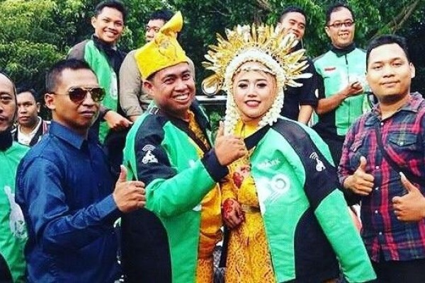 Terjerat Cinlok, Sepasang Driver Gojek di Medan Langsungkan Pernikahan Meriah