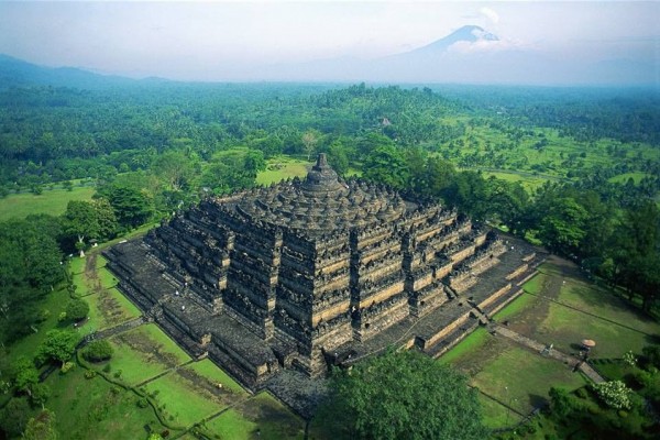 Heboh, Netizen Curhat Kelakuan Turis Indonesia di Borobudur