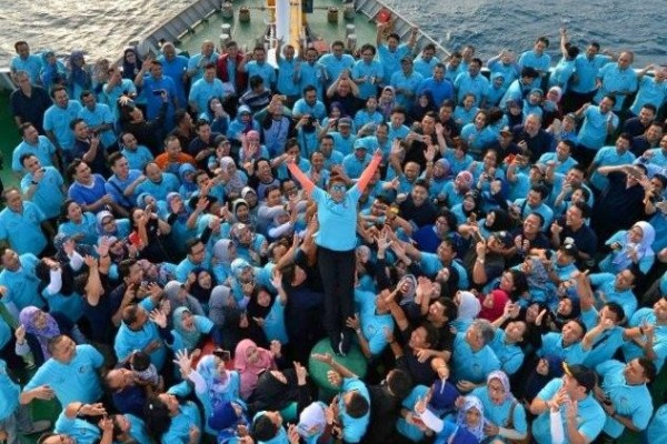 Aksi Crowd Surfing & Joget Susi Pudjiastuti di Atas Kapal Jadi Viral