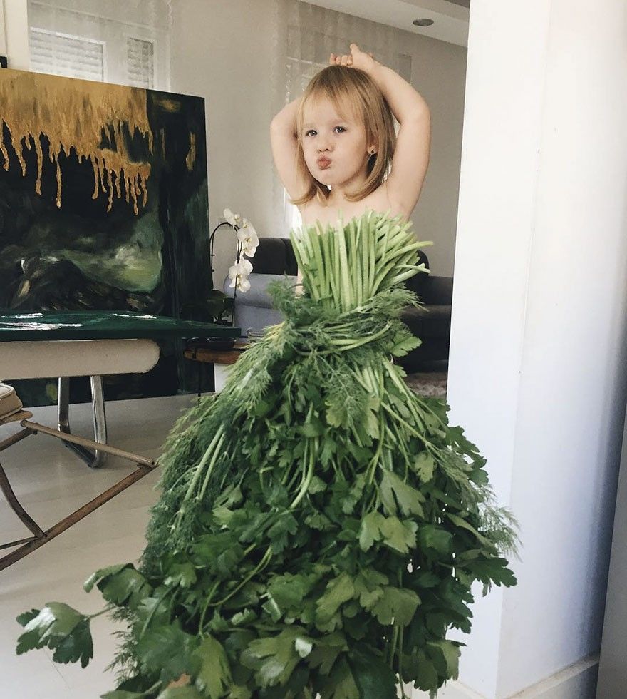 Bocah Ini Jadi Selebgram Berkat Pakai Baju Sayuran dan Buah