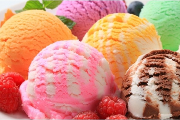 Greget, Cewek Ini Buat Ice Cream Pakai Alat Pemadam Kebakaran