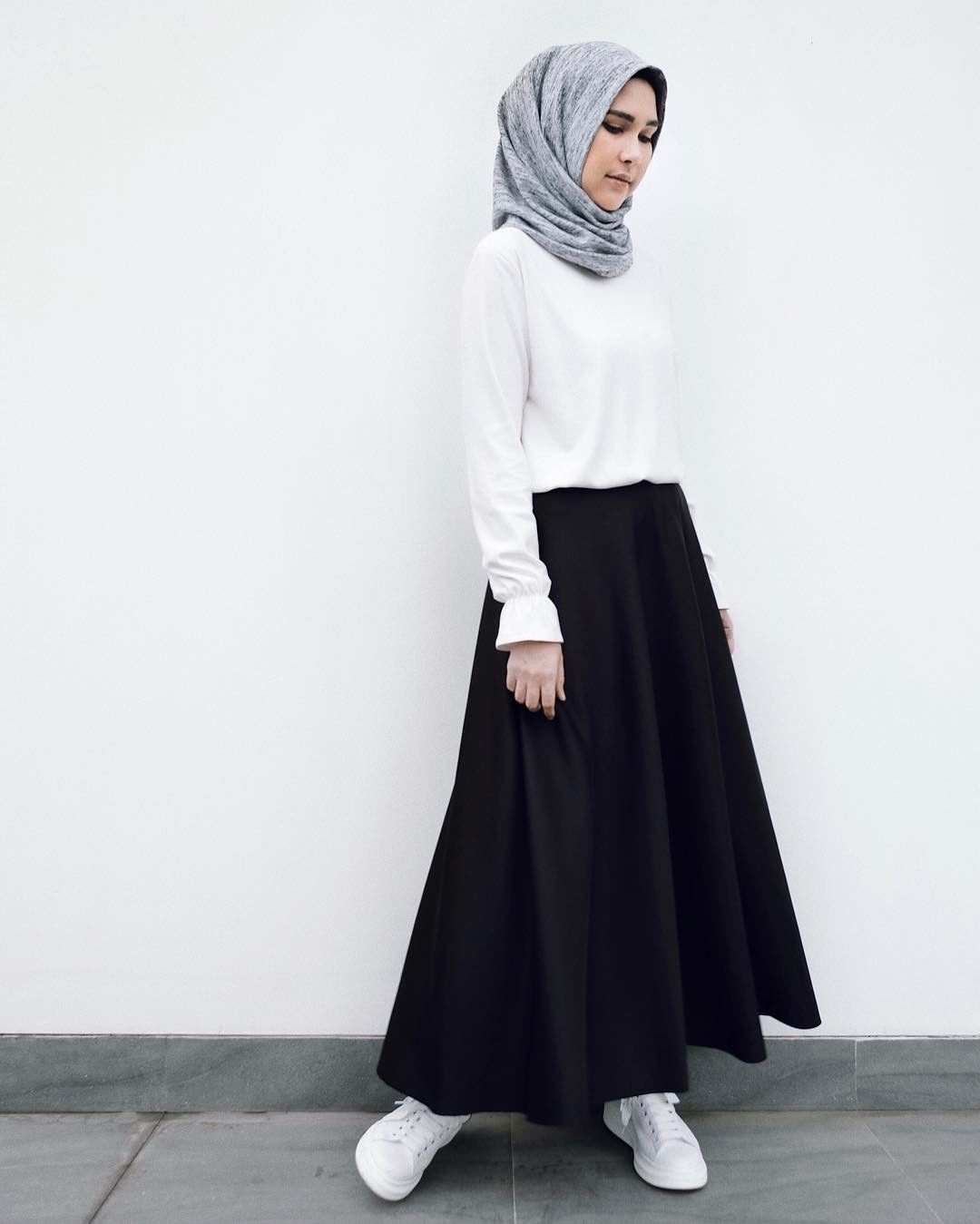 15 Outfit Monokrom Ala Fashion Designer Berhijab Asal Indonesia