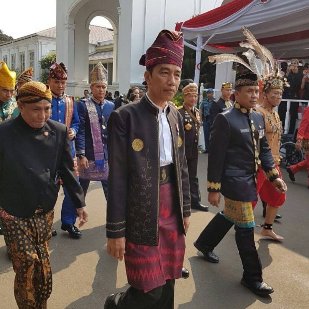 Yuk Kenali Baju  Adat  Tanah Bambu yang  Dipakai  Presiden Jokowi 