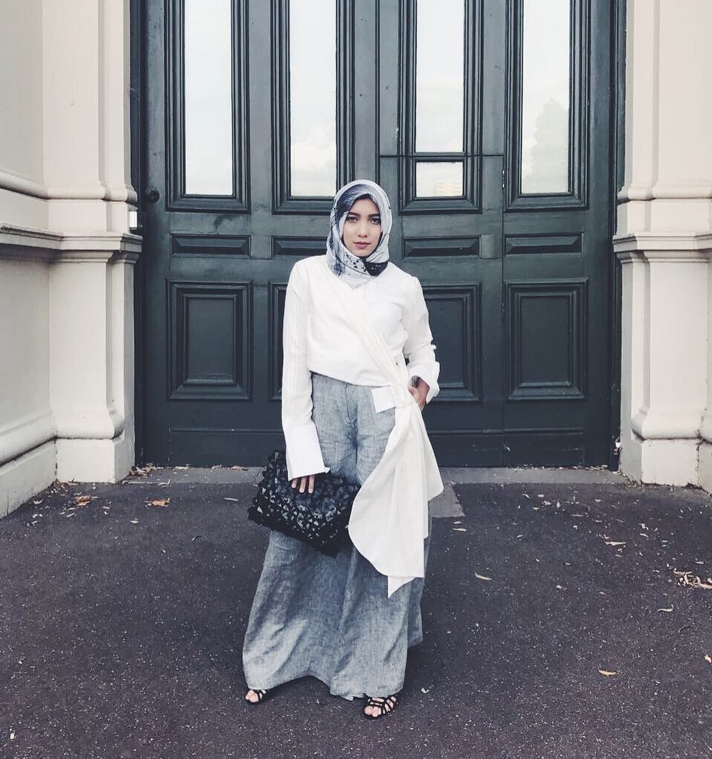 15 Outfit Monokrom Ala Fashion Designer Berhijab Asal Indonesia