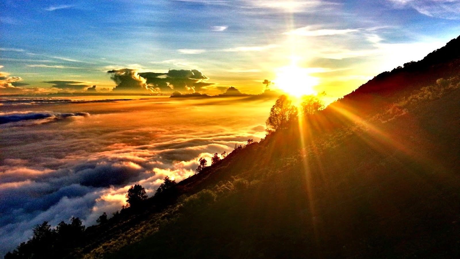 Gunung Rinjani Puncak Tertinggi di Pulau Nusa Tenggara dan Bali