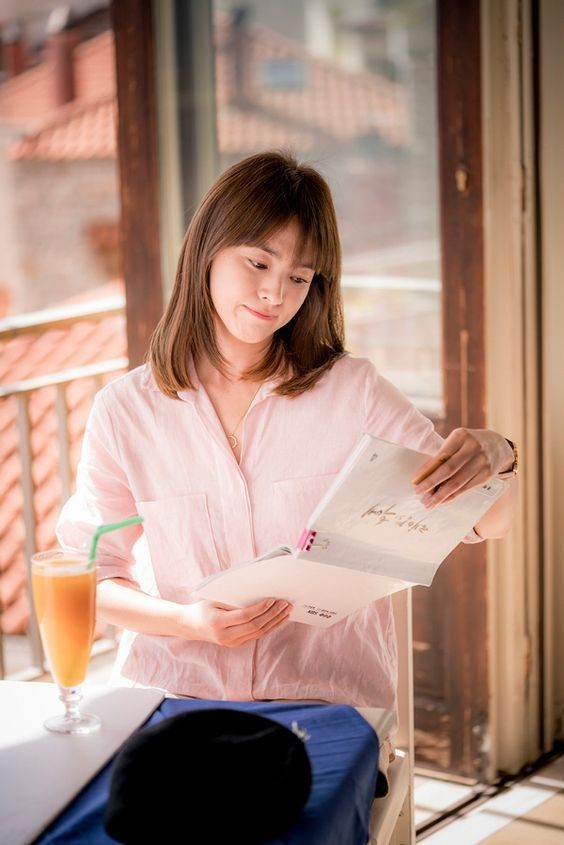 10 Gaya Rambut Song Hye Kyo yang Bisa Kamu Tiru Cantik 