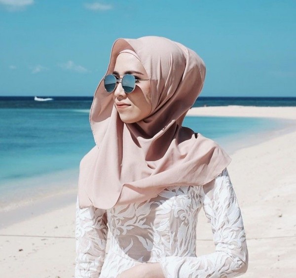 Yuk Contek Gaya Kece Hijaber AmeliaElle saat Travelling 